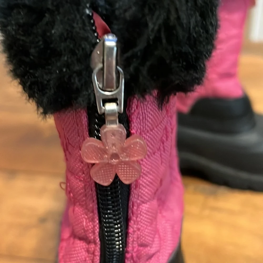 𝅺khombu Little Snowflake girls Snow/Rain Boots, size 7, pink and black.